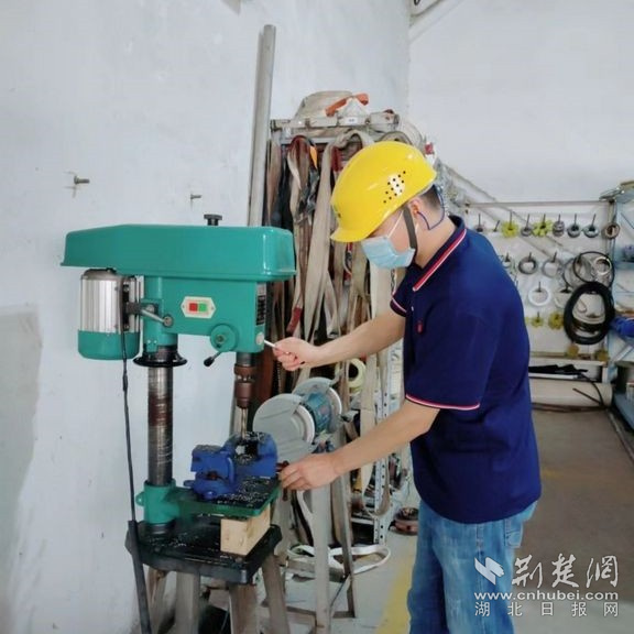中順潔柔湖北公司鉗工操作。通訊員供圖.jpg