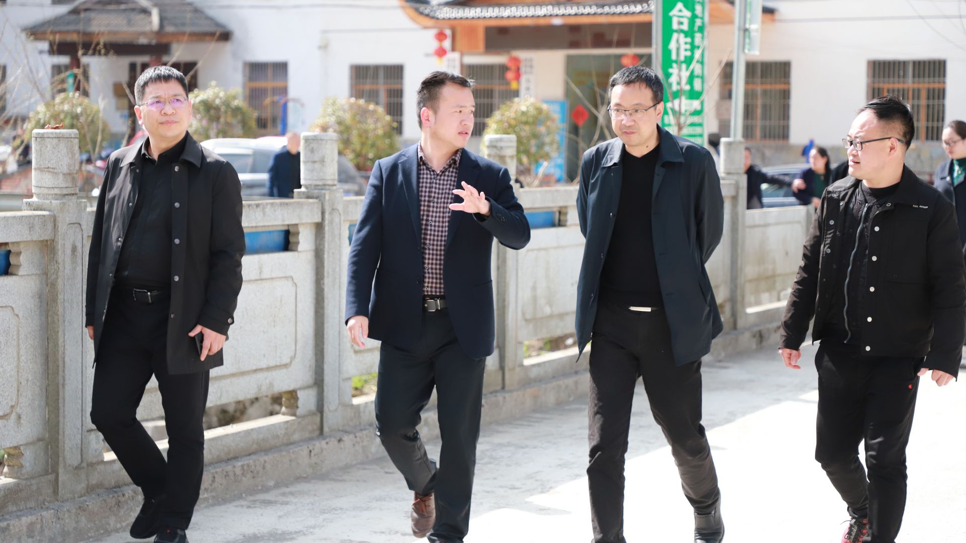 3月18日  市教育局黨組書記、局長(zhǎng)甘志明 在市教育局駐村幫扶村板橋鎮(zhèn)大木村研討人居環(huán)境治理.JPG.JPG