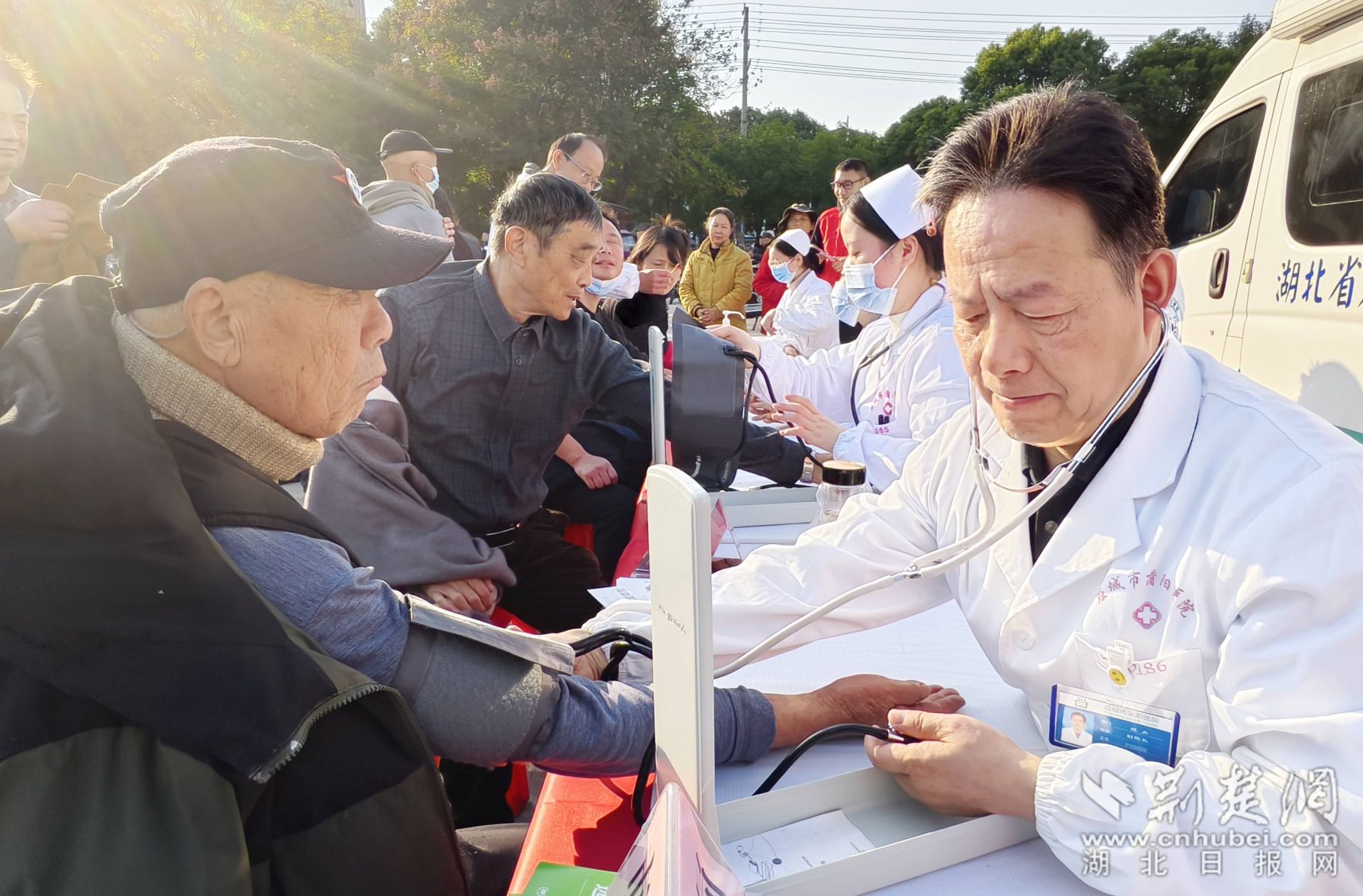 蒲陽醫(yī)院志愿服務(wù)隊幫助群眾測量血壓 李夢婷攝.jpg.jpg