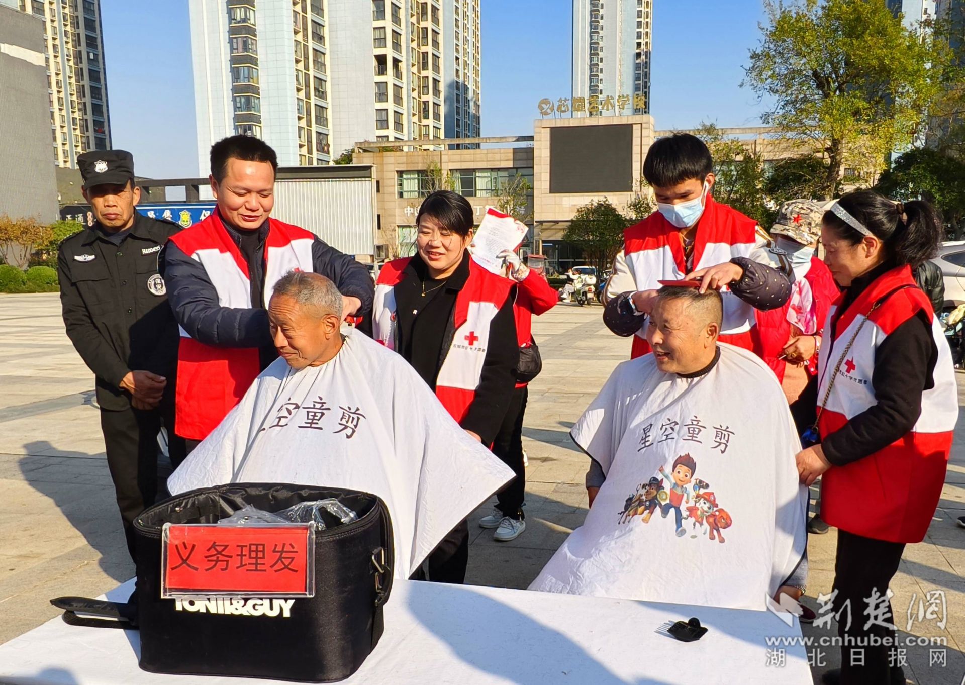 紅十字會志愿者開展義務(wù)理發(fā) 李夢婷攝.jpg.jpg