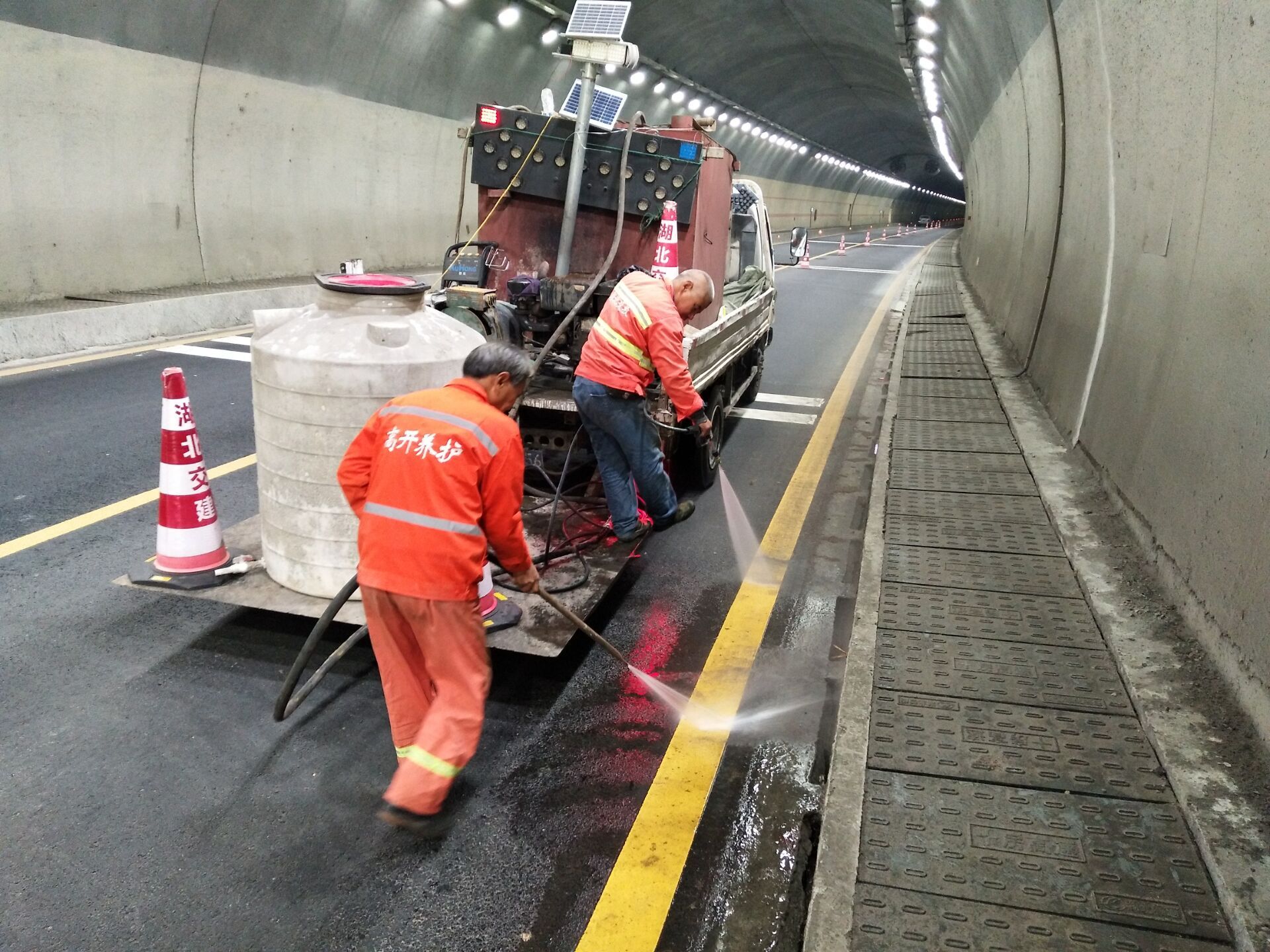 4.清洗沿路隧道標識標線.jpg.jpg