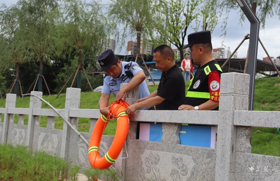 雙鶴派出所民輔警在轄區(qū)重點(diǎn)水域排查隱患，裝配救生工具.jpg