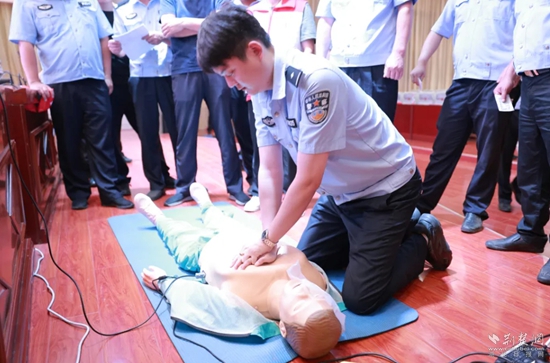 7月17日，嘉魚縣公安局治安大隊(duì)會(huì)同縣紅十字會(huì)組織開(kāi)展一線民輔警防溺水急救技能專項(xiàng)培訓(xùn).jpg